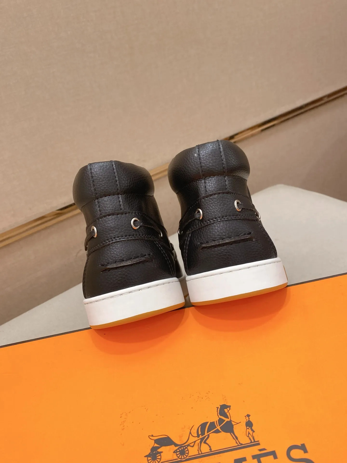 Ex-factory price: 480💰《HERMES》【Classic Original Version】Hermès; Top 🔝 Purchasing Agency 🔍🔍Men's latest high-tops 🇺🇸 available simultaneously at counters, imported from Italy original ▲▲cowhide ▲▲ (high-end, extravagance, class) times) Exquisite workmanship (Italian 🇮🇹Imported water-dyed 🐂cowhide lining) sole: Original sole provided by the original factory, ⚠️exclusive double-layer activity·TPR·rubber·combined molded outsole; super comfortable·wear-resistant·non-slip·environmental protection The real thing is more beautiful if you take the real thing (high quality, follow the order). You can enter and exit the counter at will * Number of yards: 38-44 (45 can be customized and cannot be returned or exchanged)